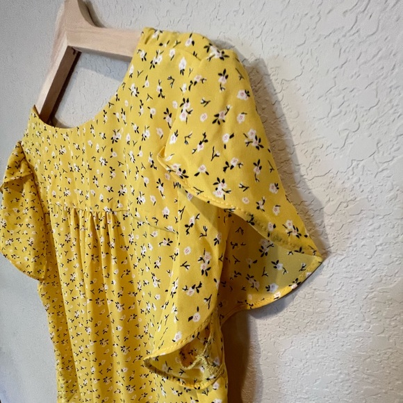 Philosophy Yellow Tulip Sleeve Blouse - Picture 4 of 4